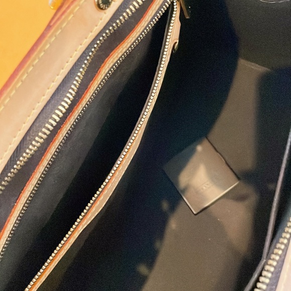 Louis Vuitton Vernis Brea GM Handbag! Was Retailed For $3050 + Tax! - Picture 4 of 16